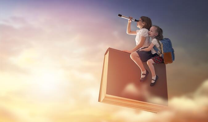 Fantasiebild: zwei Mädchen mit Fernrohr und Schulrucksack auf einem Buchrücken