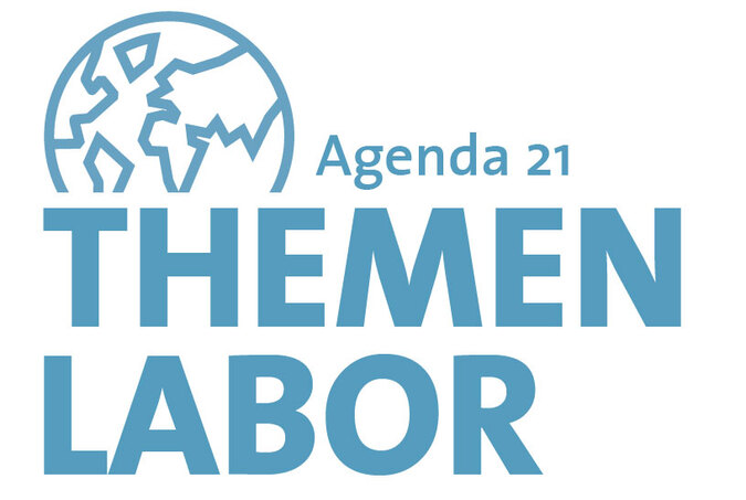 Logo Agenda 21 ThemenLabor - symbolisierte Erdkugel mit Schriftzug Agenda 21 sowie darunter Schriftzug ThemenLabor
