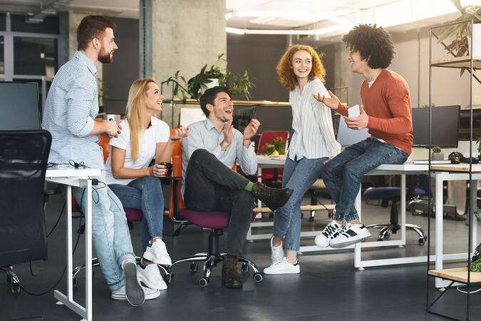 Junge Leute bei der Arbeit im Büro