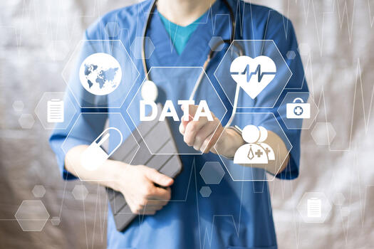 Ein Arzt drückt auf einen virtuellen Button mit Data