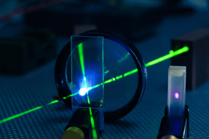 Laser-Experiment in einem Quantenoptik-Labor