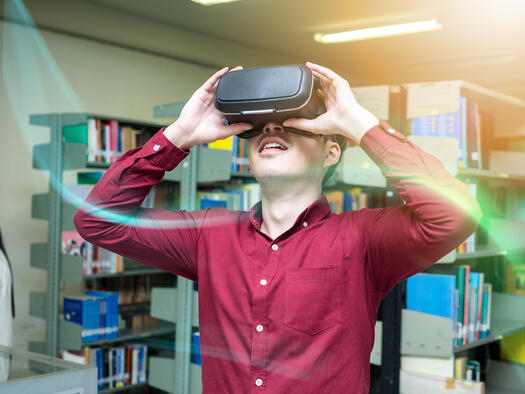 Junger Mann benutzt ein Virtual-Reality-Headset