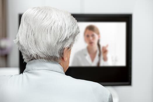 Ältere Frau bei telemedizinischem Videogespräch