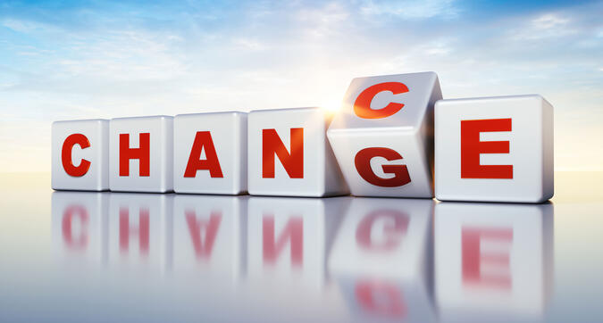 6 Würfel, die das Wort Chance bzw. Change bilden